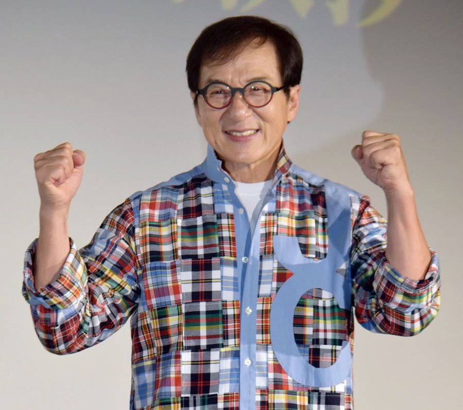 「ベスト・キッド レジェンズ」の舞台あいさつで写真に納まるジャッキー・チェン=東京都千代田区