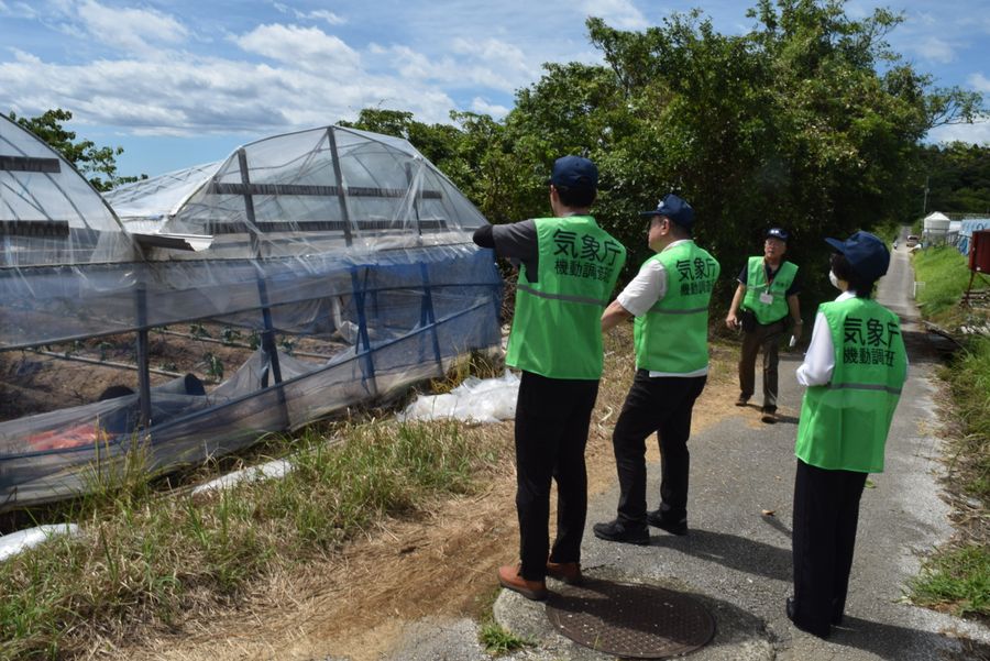 骨組みの曲がったハウスを調査する高知地方気象台の調査班（５日午後０時１０分ごろ、芸西村和食甲）