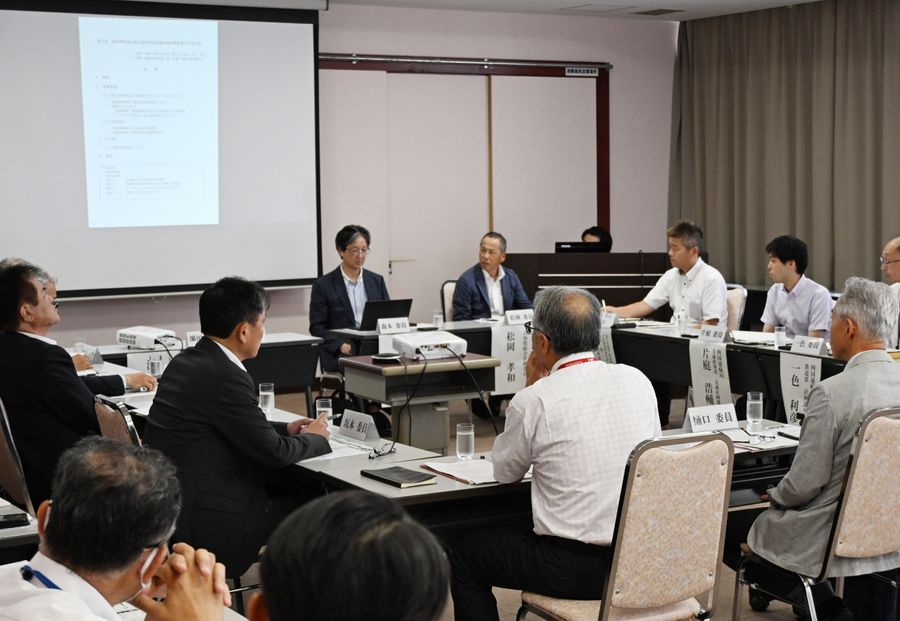 路面電車のあり方検討会の第２回会合（高知市本町５丁目の高知共済会館）