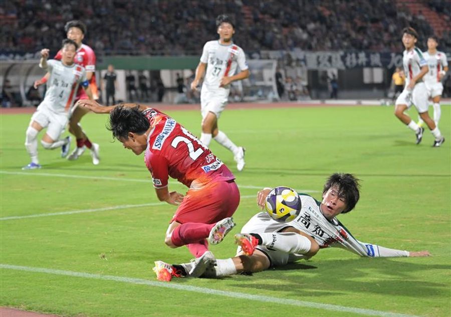 【鹿児島―高知】スライディングでボールを奪う高知Ｕ・吉田（鹿児島市の白波スタジアム）