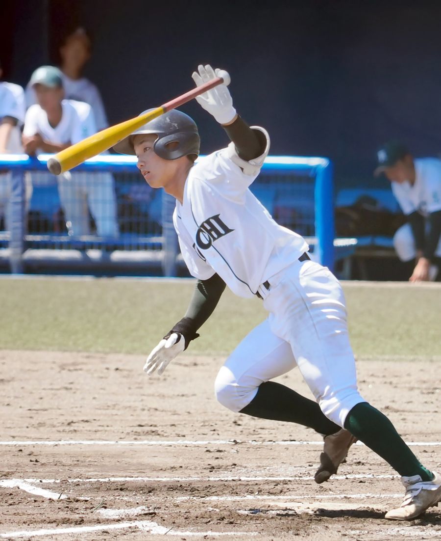 【高知農―宿毛工】１回裏高知農無死二塁、山下が左前適時打を放ち、２―２の同点とする（春野球場＝森本敦士撮影）