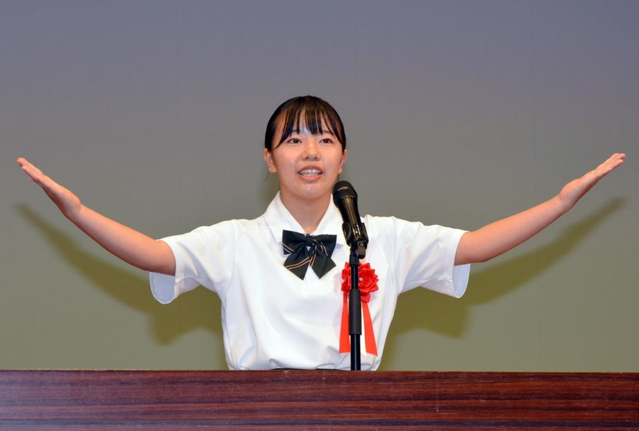 笑顔の大切さを熱弁する下元里桜さん（高知市春野町西分の市春野文化ホール「ピアステージ」）