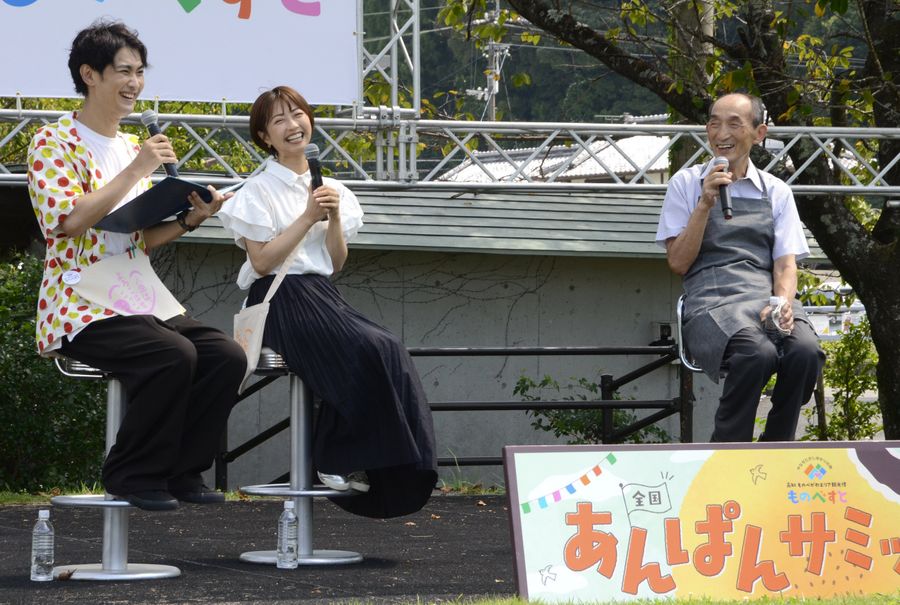 トークショーでドラマ撮影の裏話を披露する竹谷光司さん(右端)=香美市香北町美良布の健康センターセレネ前広場
