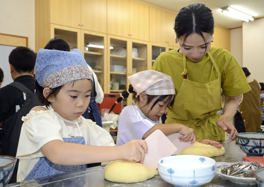竹谷さんからこつを教わり、あんパン作りに挑戦する親子ら(香美市香北町韮生野の市保健福祉センター)