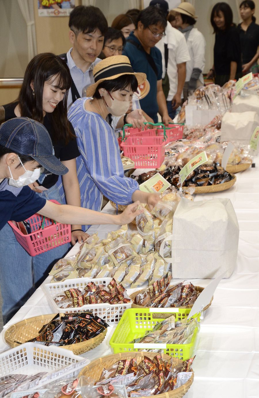 全国各地から集まったあんパンを手に取る来場者(香美市香北町韮生野の市保健福祉センター香北)