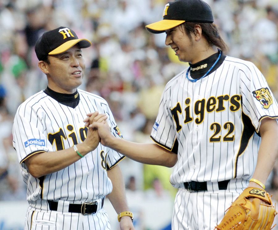 ２００７年９月、４１セーブ目を挙げた藤川（右）を迎える阪神・岡田監督＝甲子園