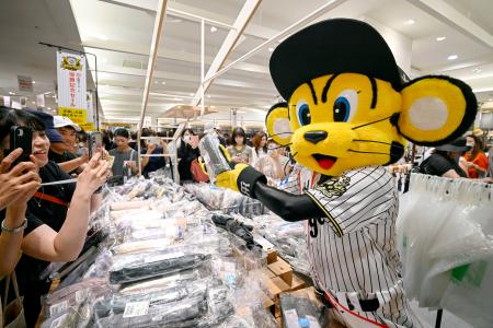 【限定1点もの⭐︎ 阪神タイガース 優勝セール】タイル職人 テーブルトップ 虎 阪神タイガース優勝セール始まる 純金メダル15万4千円も | 高知新聞