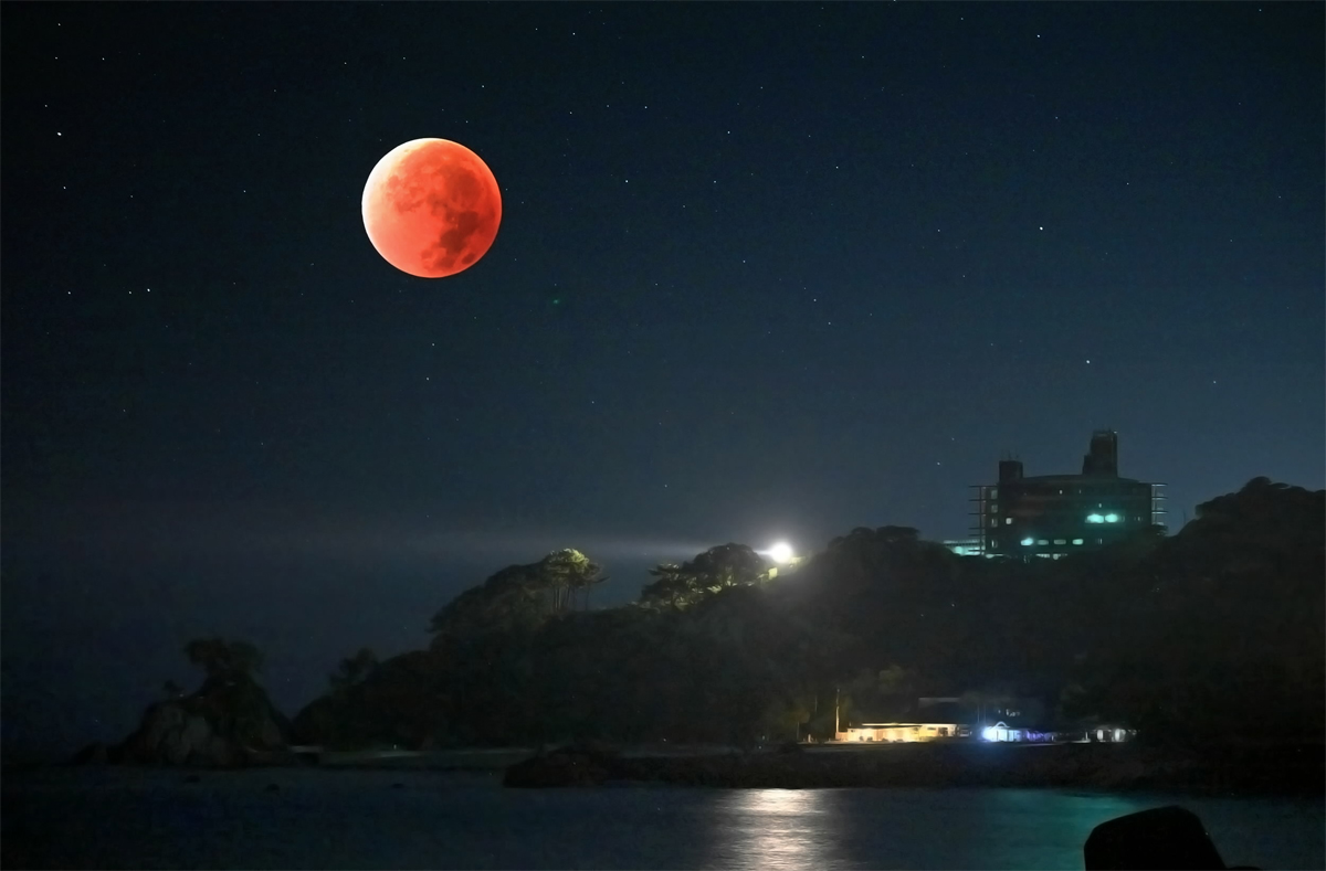 動画】龍馬も見上げた？ 桂浜に上る赤い月国内3年ぶり皆既月食