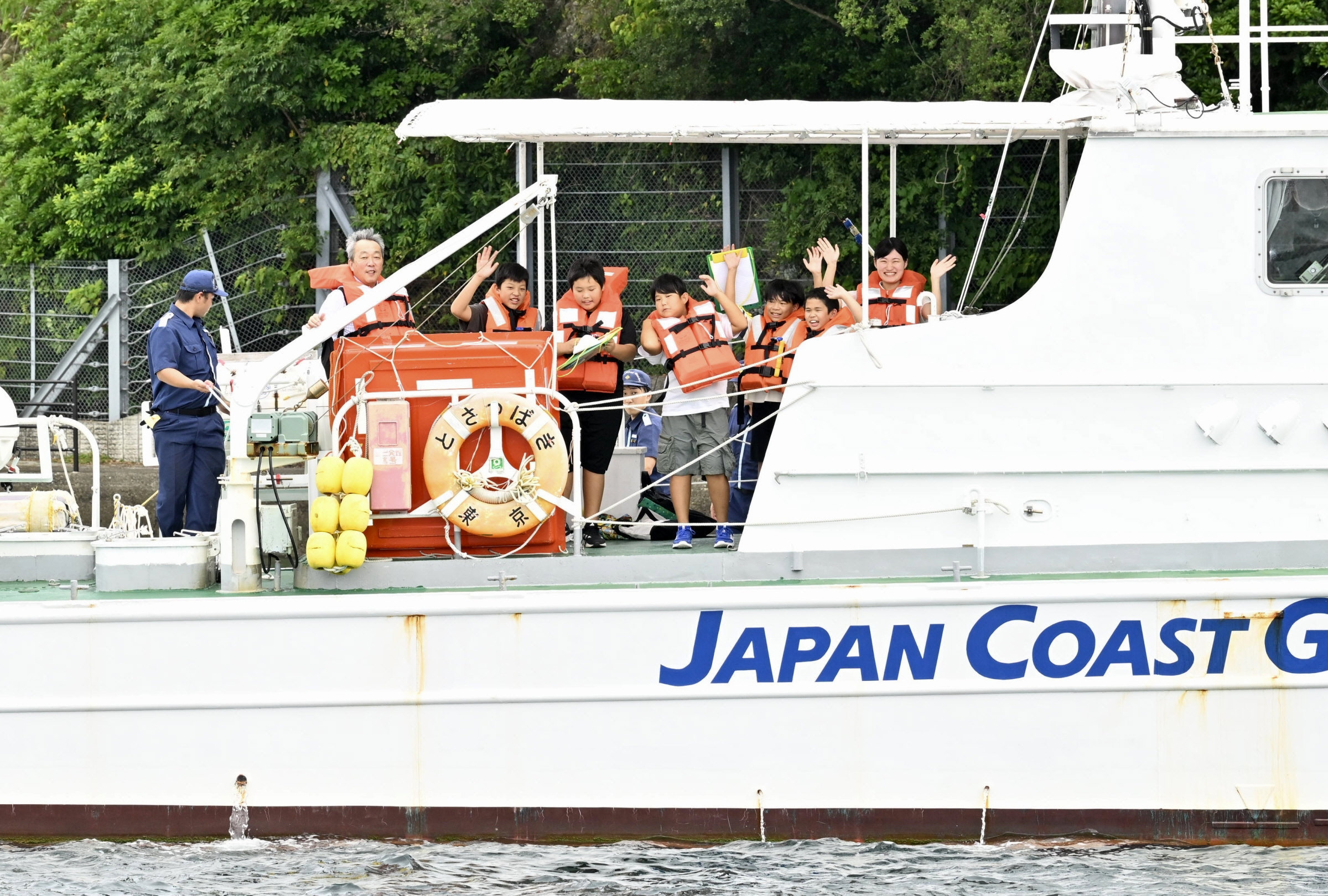 海上保安部の仕事って?「海の安全守ってかっこいい」土佐清水市の児童が巡視船の乗船体験 | 高知新聞