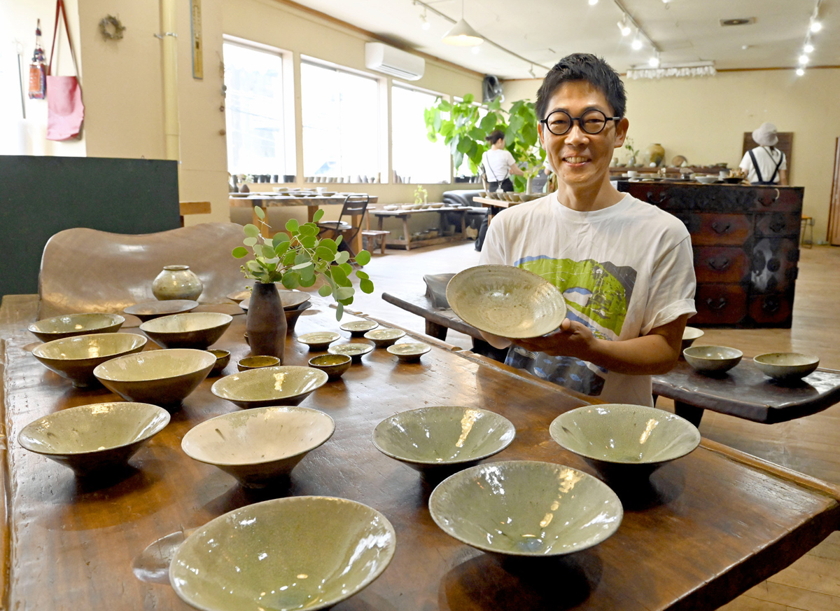 新高ナシやユズの木の灰で…高知の植物が生んだ器 長野大輔陶芸展 高知