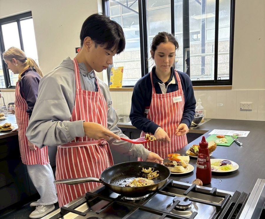現地の高校でカンガルーの肉を使ったハンバーグ作りに挑戦した室戸高校生（ポートリンカーン市、室戸高校提供）