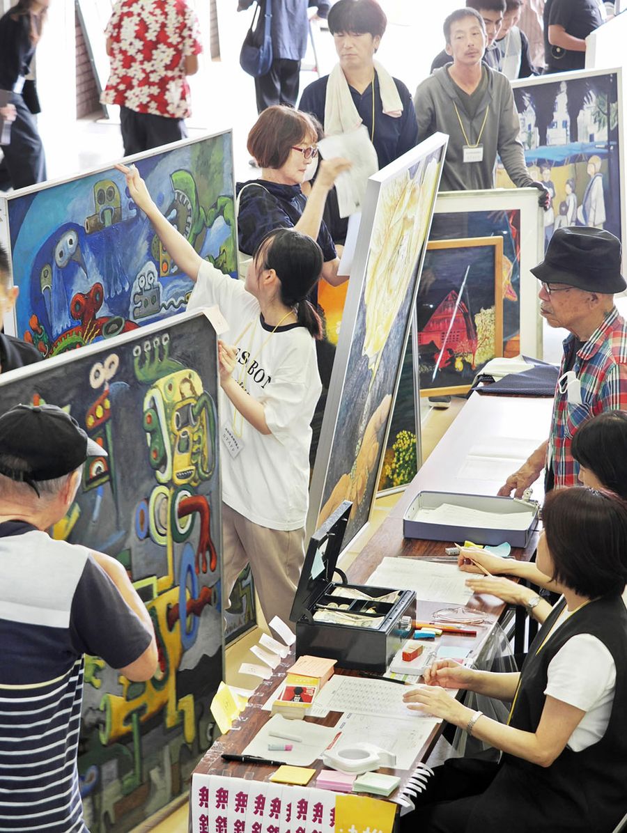 次々と力作が持ち込まれた県展洋画部門の受け付け会場(高知市の県立美術館=森本敦士撮影)