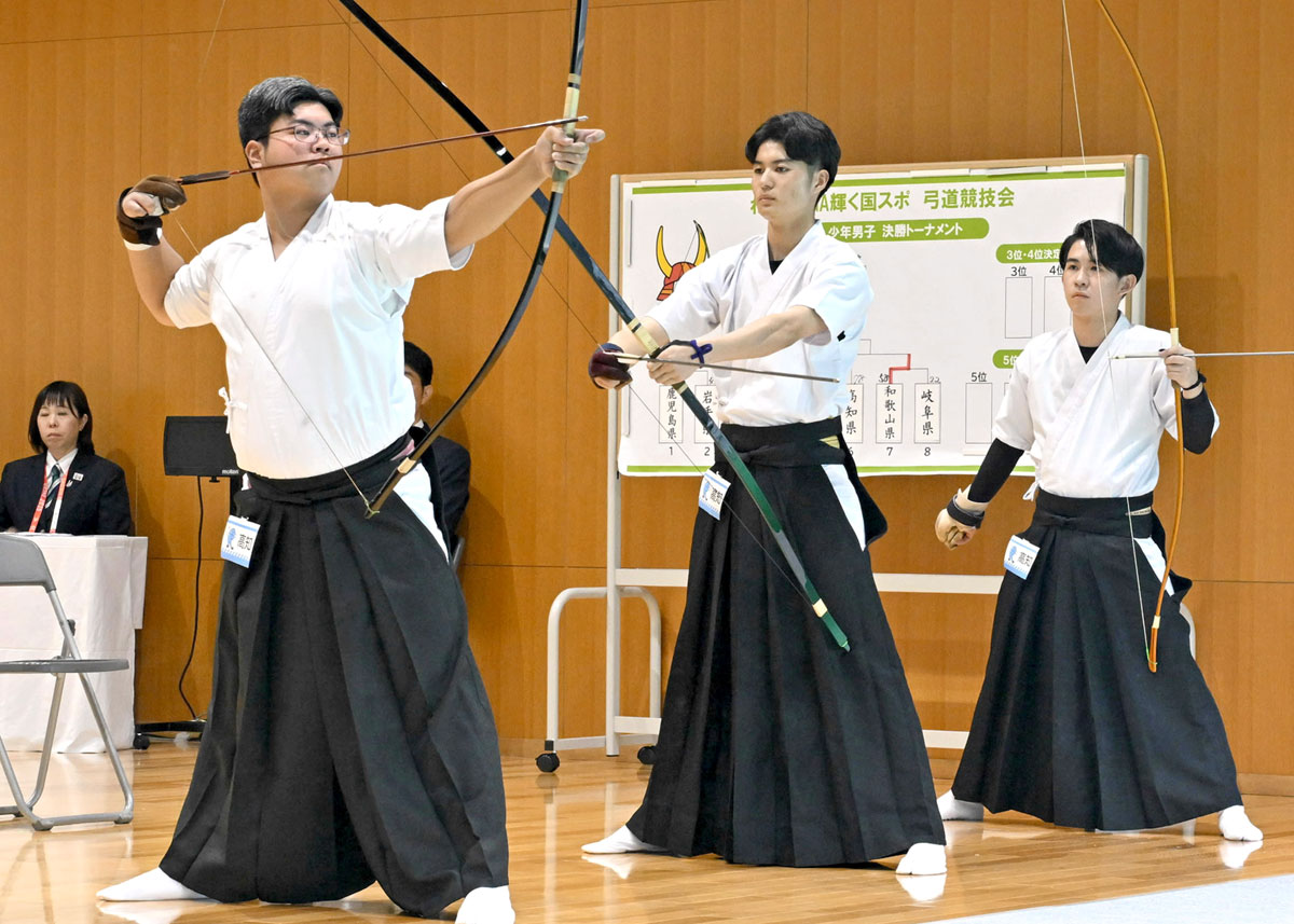 悔しい」と口そろえる3人、焦りで得点伸ばせず 弓道・高知県少年男子