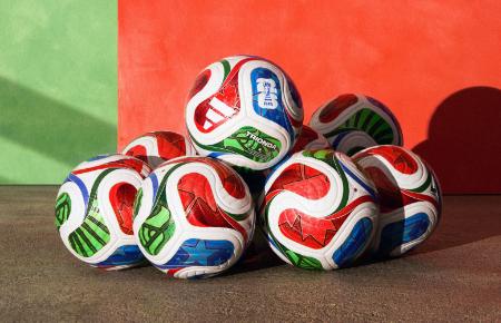 W杯共催3カ国の国旗デザイン サッカー、公式球「トリオンダ」 | 高知新聞