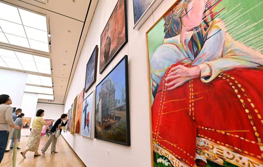 第79回県展が開幕。初日から多くの来場者が大作、力作に見入った(高知市の県立美術館=新田祐也撮影)