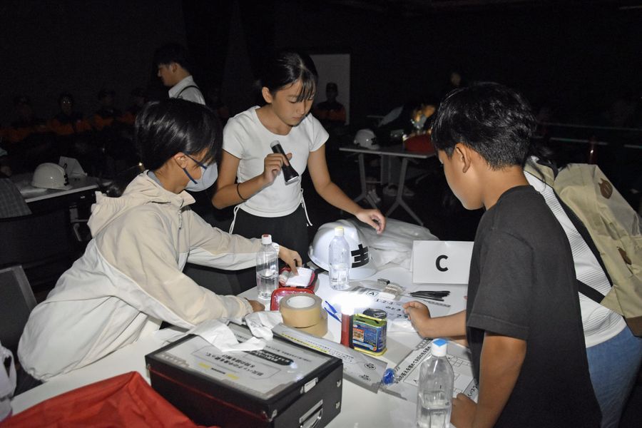 防災グッズを使った謎解きに取り組む児童たち（四万十市の市総合文化センター「しまんとぴあ」）