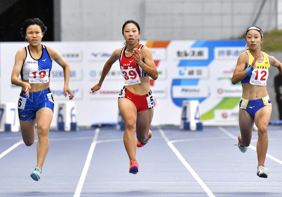【少年女子Ｂ１００メートル決勝】３位に入った岡林結衣＝中央（滋賀県彦根市の平和堂ＨＡＴＯスタジアム）