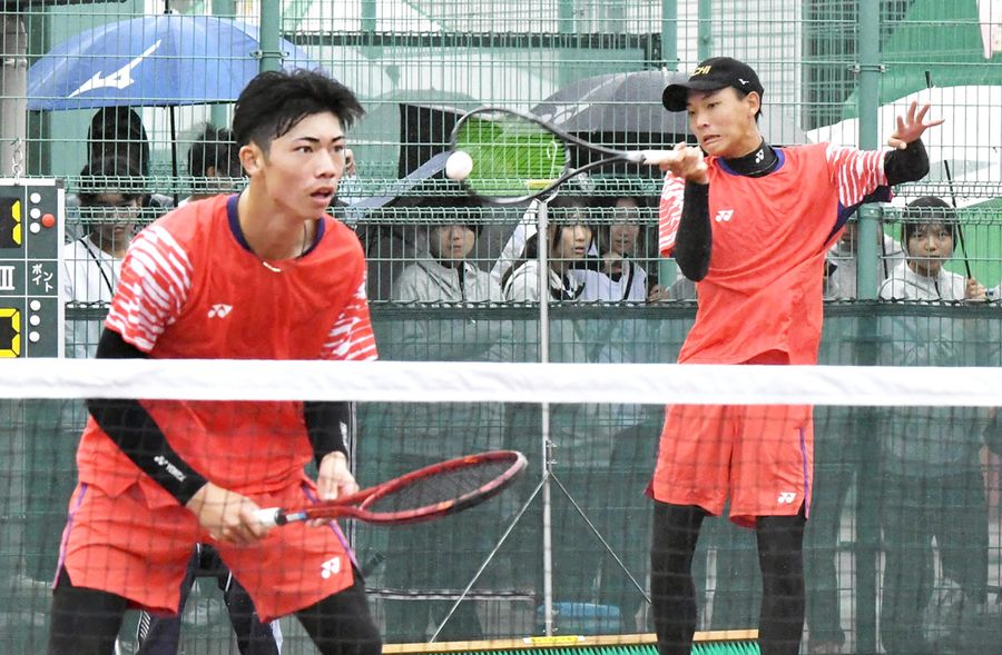 【少年男子２回戦　奈良―高知】１―３から３ゲームを連取し、逆転で勝利した福島＝右・加藤ペア（滋賀県長浜市の長浜城テニスガーデン）