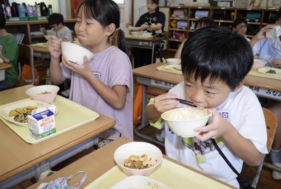 特別栽培米の給食を頬張る児童たち(写真はいずれも香南市の佐古小学校)