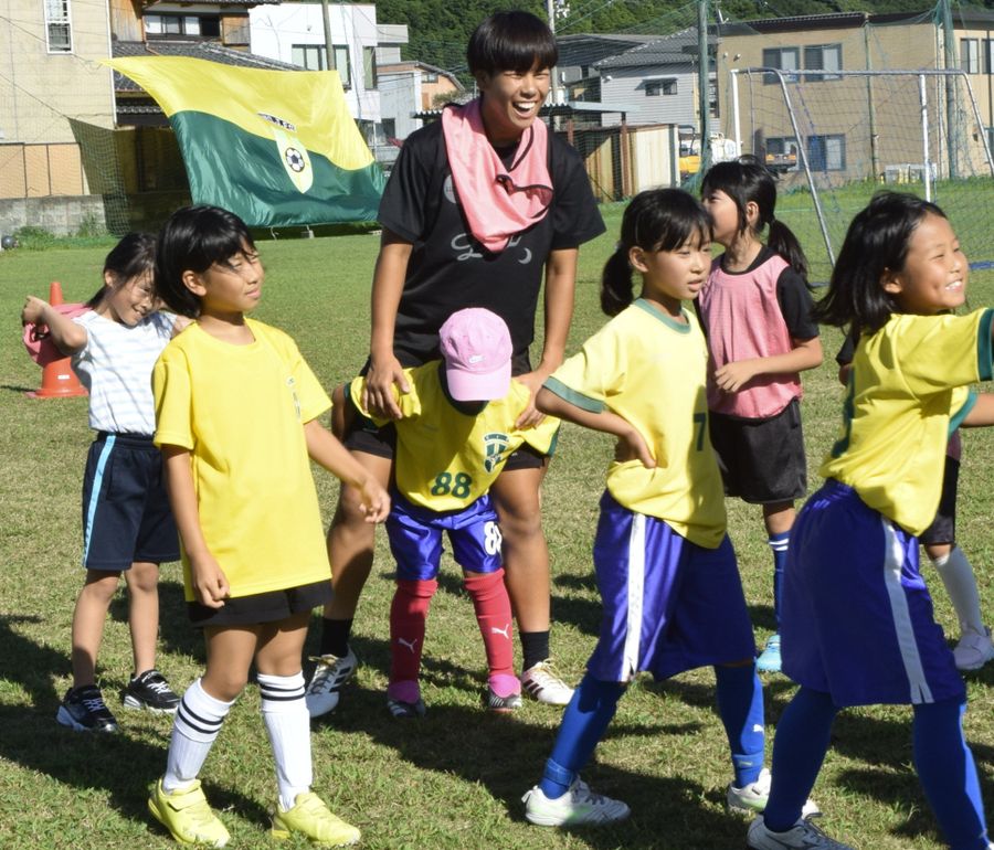 宿毛ＦＣの練習に参加し、子どもたちと触れ合う坂田湖琳選手＝中央（７月、宿毛市高砂）