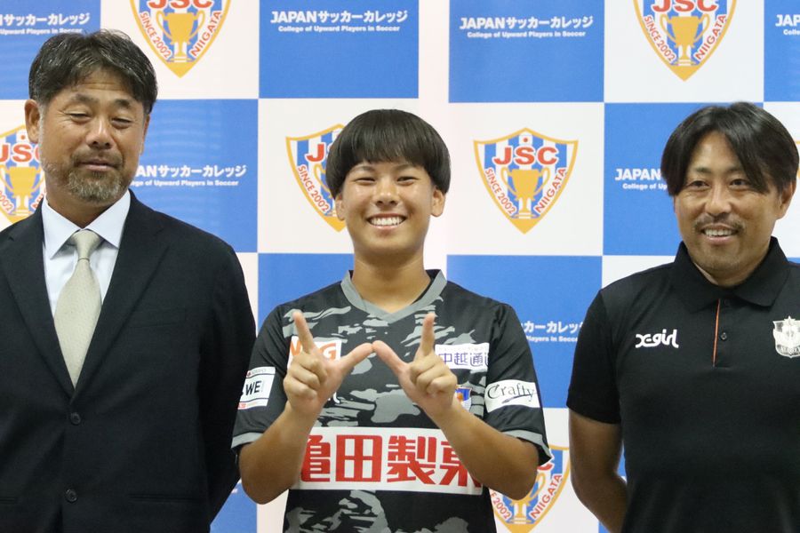 アルビレックス新潟レディースへの加入が内定した坂田湖琳さん＝中央（新潟県聖籠町＝ⓒALBIREX　NIIGATA　LADIES）