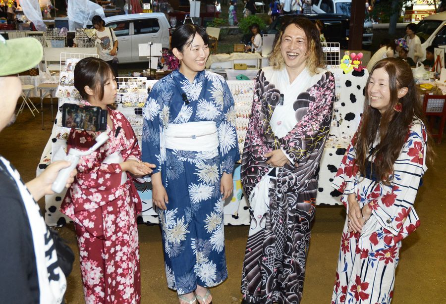 大川上美良布神社の夏祭りに参加して動画を撮影する藤川賢一さん=右から2人目(香美市香北町美良布)