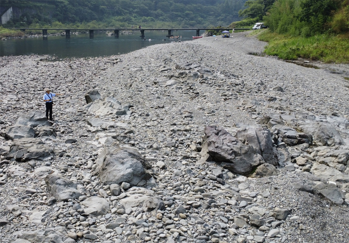 下流からわざわざ上流へ「ダンプ915台分」の石を移動、なぜ