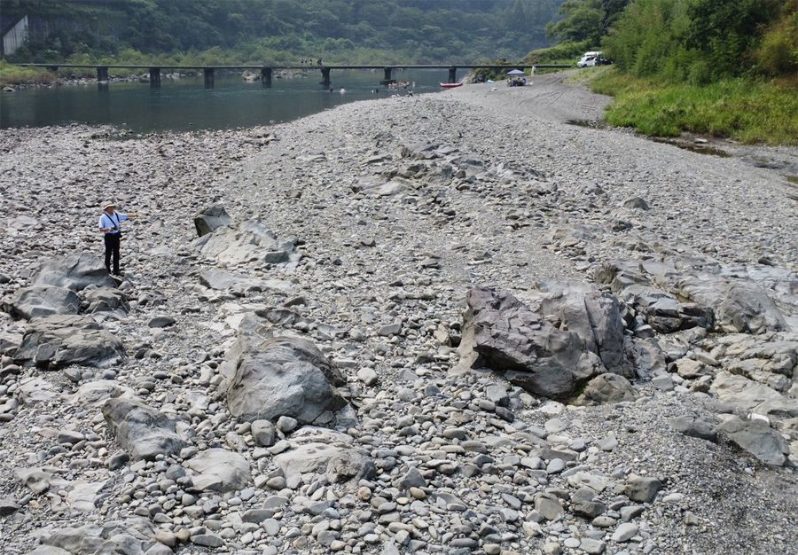 厚さ数メートルの砂利層が流失し、埋もれていた岩が次々と露出した河原（四万十市西土佐長生）