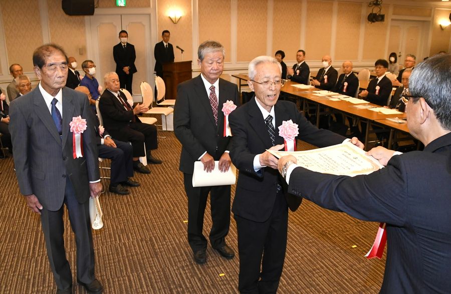 表彰状を受け取る功労者ら（高知市本町５丁目の高知会館）