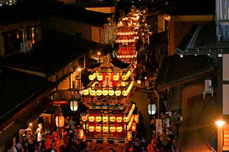 岐阜の高山祭開幕、屋台繰り出し 城下町に百の光、秋夜照らす | 高知新聞
