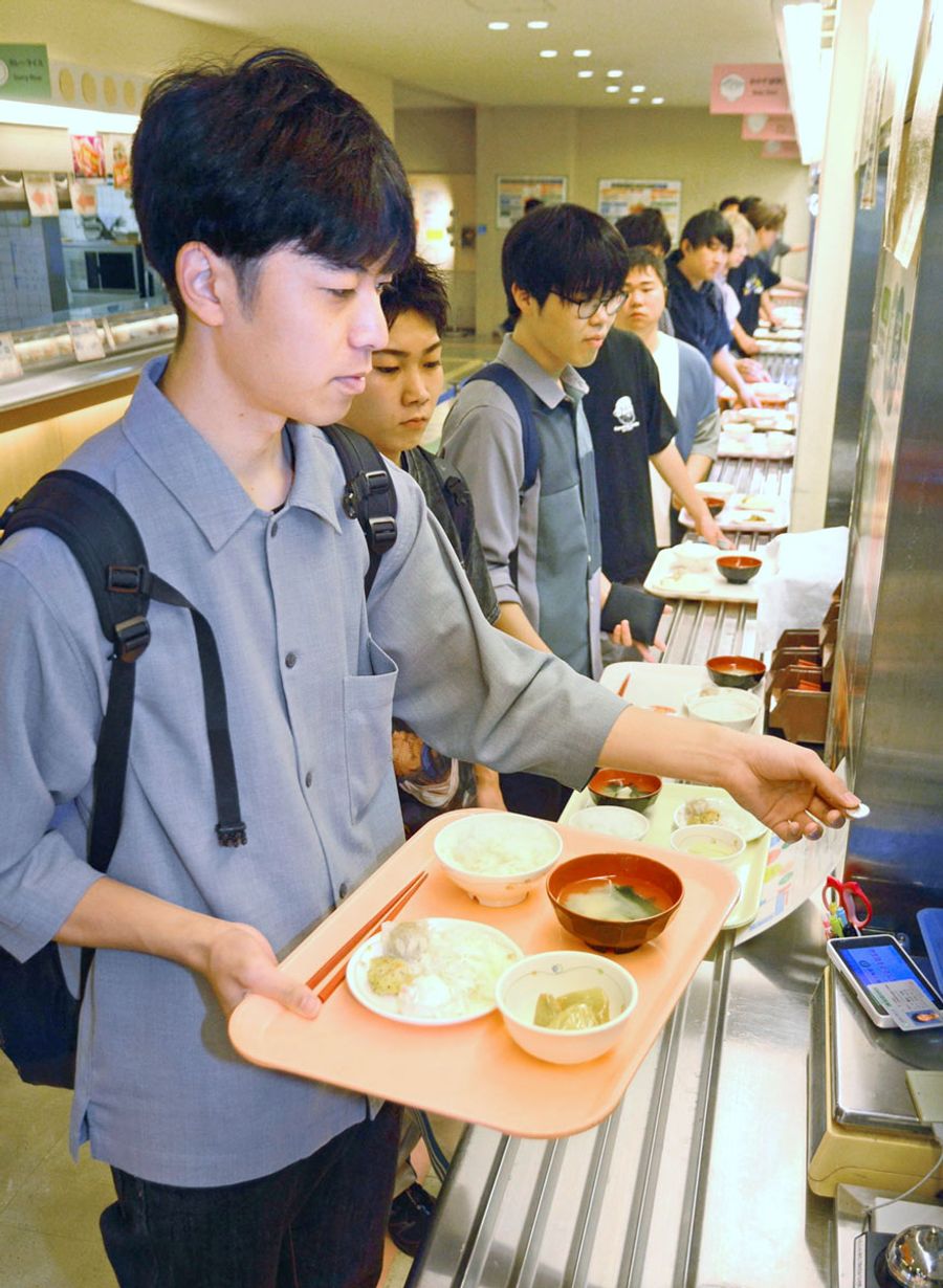 １００円を手に食堂の列に並ぶ高知工科大学の学生たち（香美市土佐山田町宮ノ口の同大香美キャンパス）