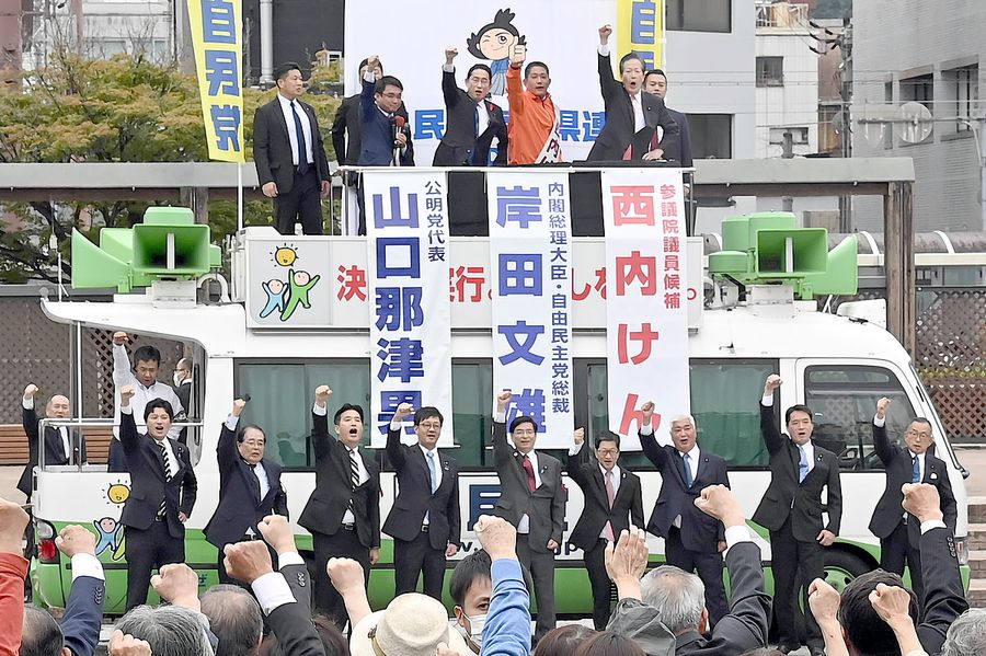 岸田文雄首相と公明党の山口那津男代表＝いずれも当時＝が駆けつけた２年前の参院補選。県内でも国政選挙での自公協力は長年続いてきた（２０２３年１０月、高知市の中央公園）