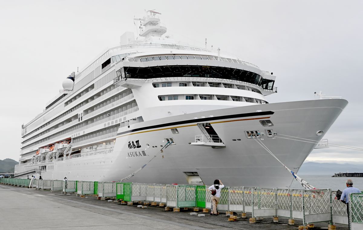 高知へようこそ！ 風格漂う日本最大客船「飛鳥Ⅲ」が初入港 高知市の