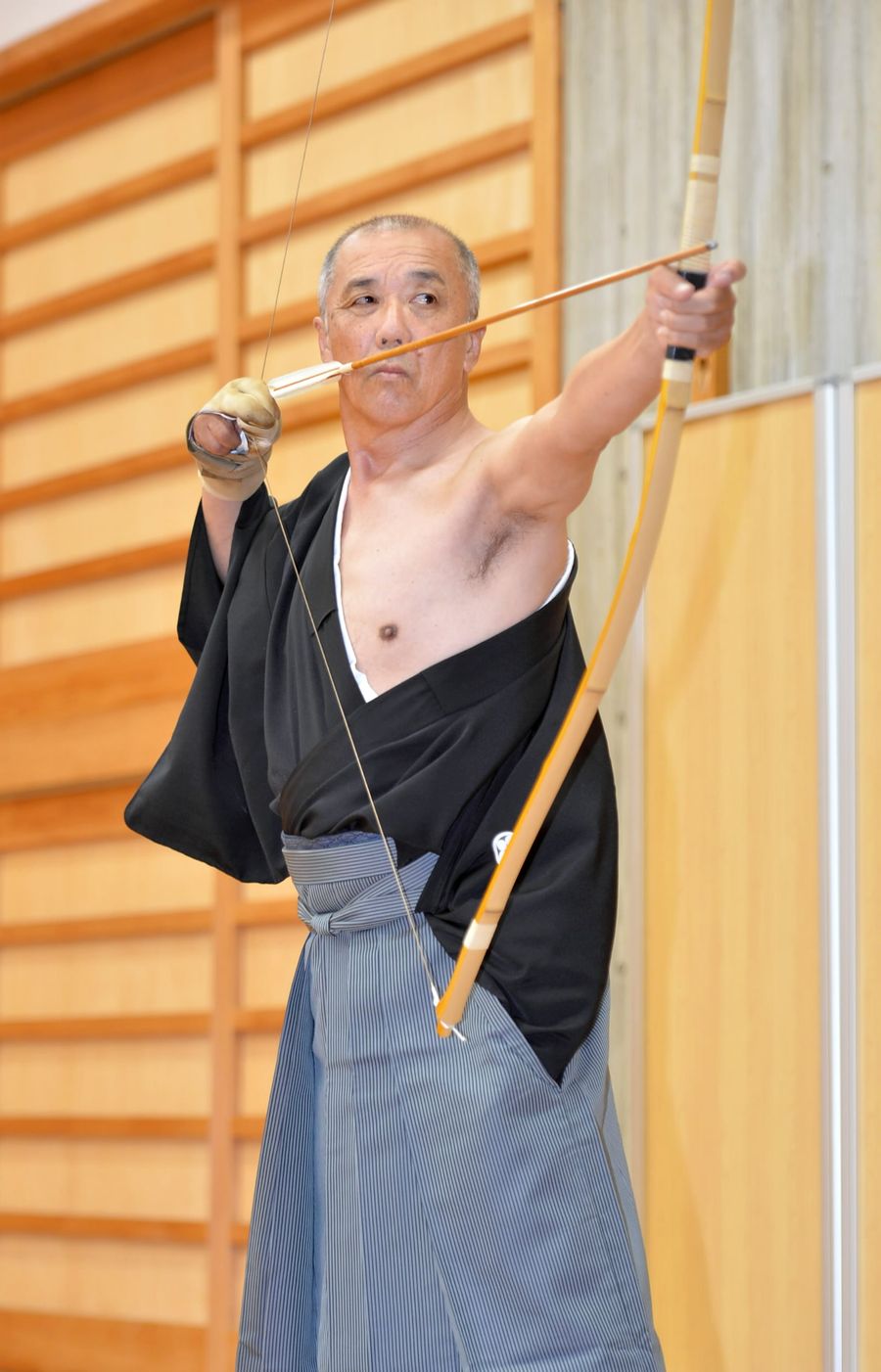 県弓道連盟３人目の範士八段となった常光祐一さん（高知市高埇の県立弓道場）