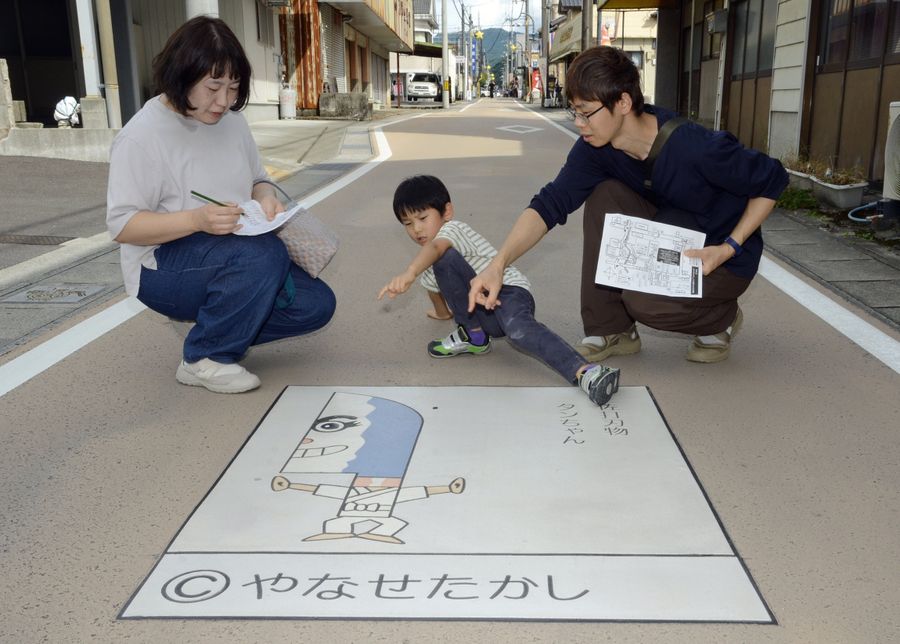 親子連れらが商店街を巡って市のキャラクターのクイズラリーを楽しんだ（香美市香北町美良布）ⓒやなせたかし