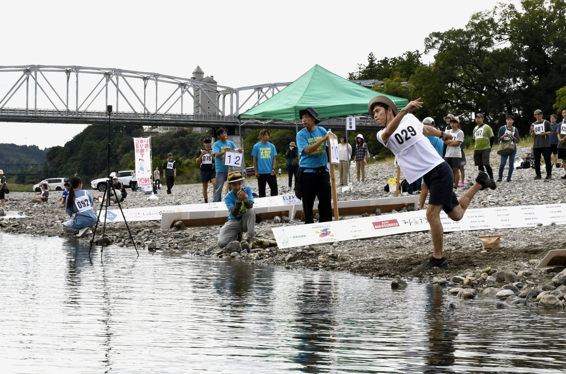オレが「水切り」世界一だ！ 高知の清流・仁淀川で川面に石はねる