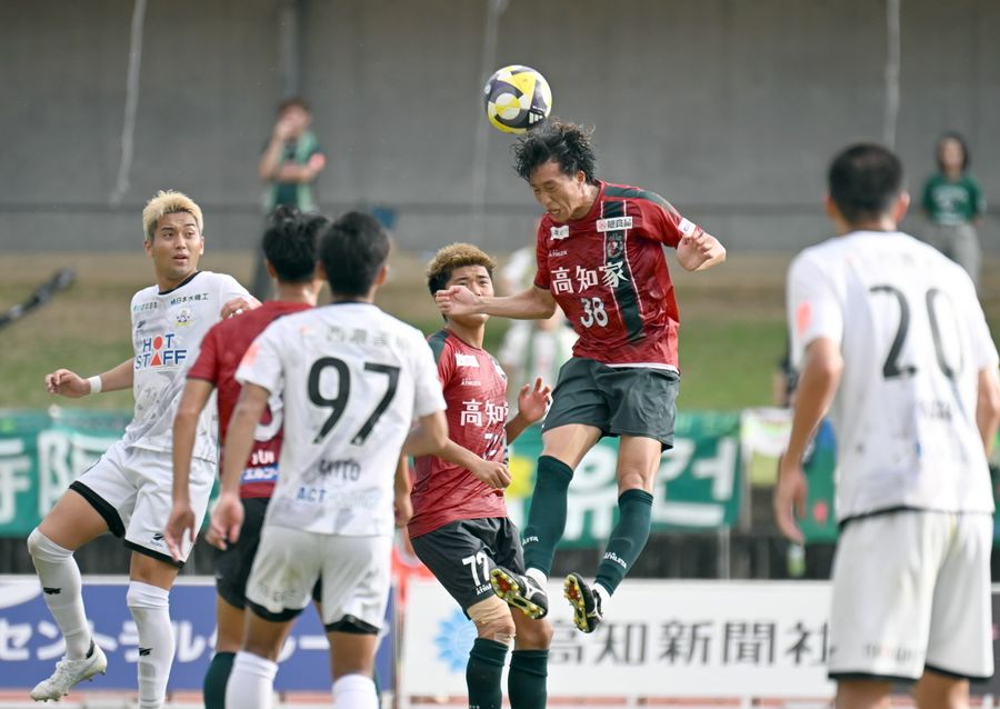 後半はボランチとして１列上がり、推進力のあるパスを供給した鈴木（３８）。白石体制で新たな能力が開花しつつある