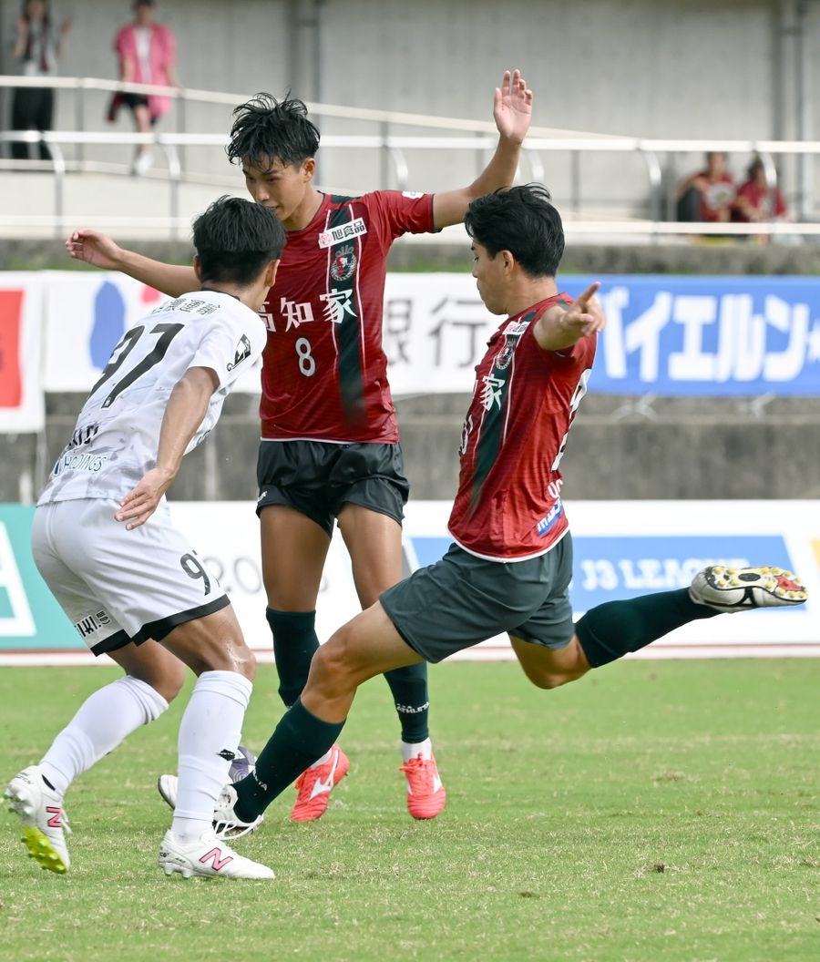 後半投入され、献身的に走り回った内田（右）。惜しいシュートもあった。厳しい局面でこそ力を発揮する男だとサポーターは信じている