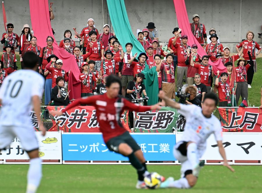 前半、スタンドの声援を受けて奮闘する選手たち。進化中のチームを支えるのはサポーターしかいない（写真はいずれも春野陸上競技場＝森本敦士撮影）