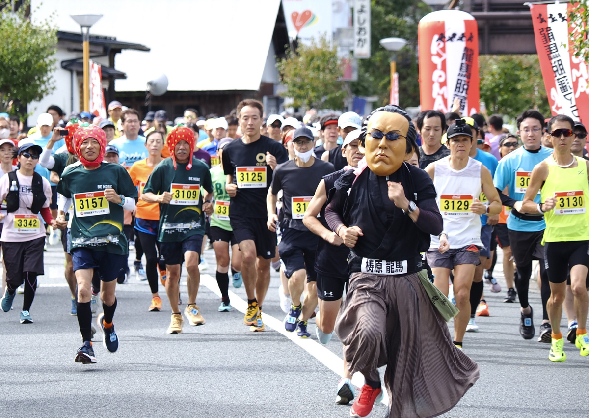 ワシに付いてこい！ 「龍馬脱藩の道」力走 マラソン大会に869人