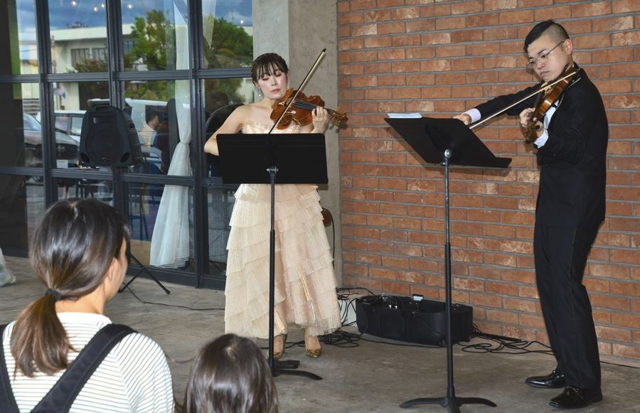 魚梁瀬杉のバイオリンを演奏する川村陽華さん=中央(高知市の高知蔦屋書店)