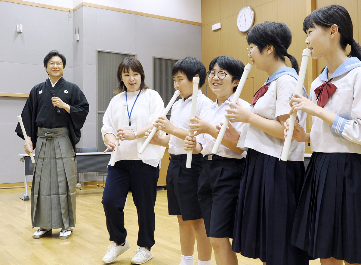 和楽器の魅力知って 尺八奏者・藤原道山さん（東京） 高知小で授業