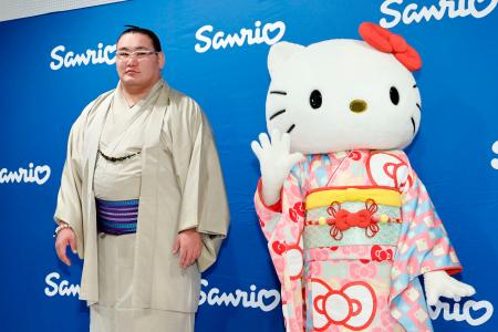 豊昇龍、キティちゃんからパワー 大相撲ロンドン公演で記者会見 | 高知新聞
