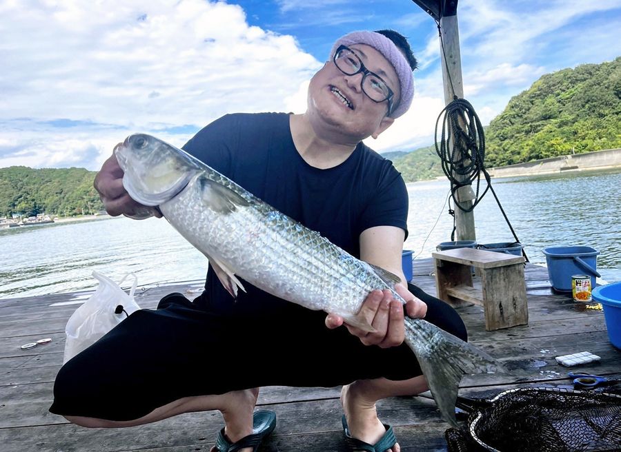 浦ノ内湾のいかだで、初めての団子釣り。ボラを釣り上げご機嫌な筆者