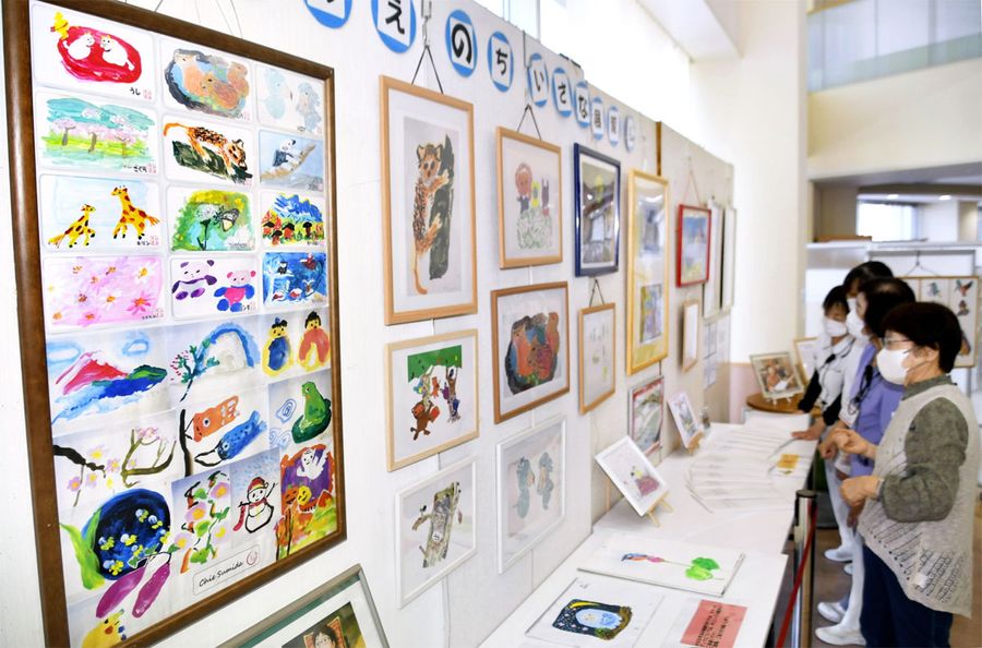 隅田智恵さんが残した作品が並ぶ展示会場(佐川町の高北病院)