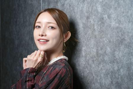 昔より表情が柔らかくなった」後藤真希がデビュー25周年記念