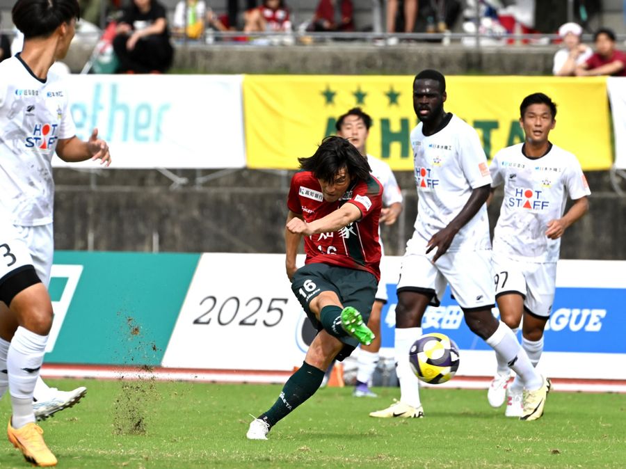 前節の序盤にミドルシュートを放つ高知Ｕ上月。琉球戦では先制点を奪えるか（１２日、春野陸上競技場）