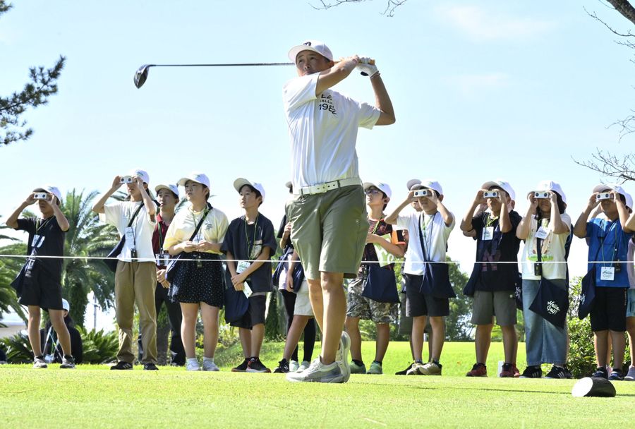 プロのショットを間近で観戦する土佐町小児童（香南市の土佐カントリークラブ）