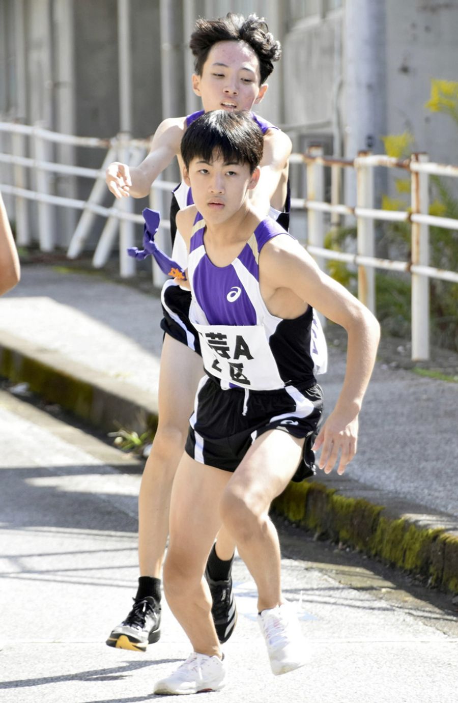安芸の１区陰山聡太＝奥＝から２区野町一彗へのたすき（写真はいずれも安芸漁港周辺周回コース）