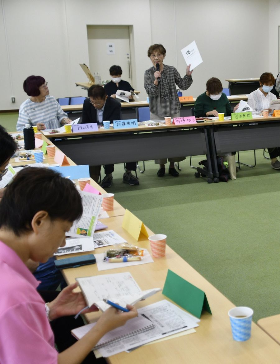 意見交換会で女性議員の必要性について確認する参加者たち(仁淀川町大崎の町交流センター)